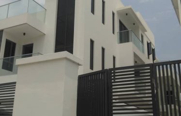 Brand new 4 units of a semi-detached duplexes with a 1 room BQ attached.