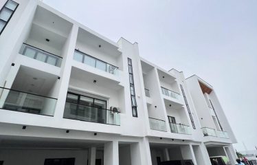 Brand new semi-detached 4 bedroom terrace with a seaside view.